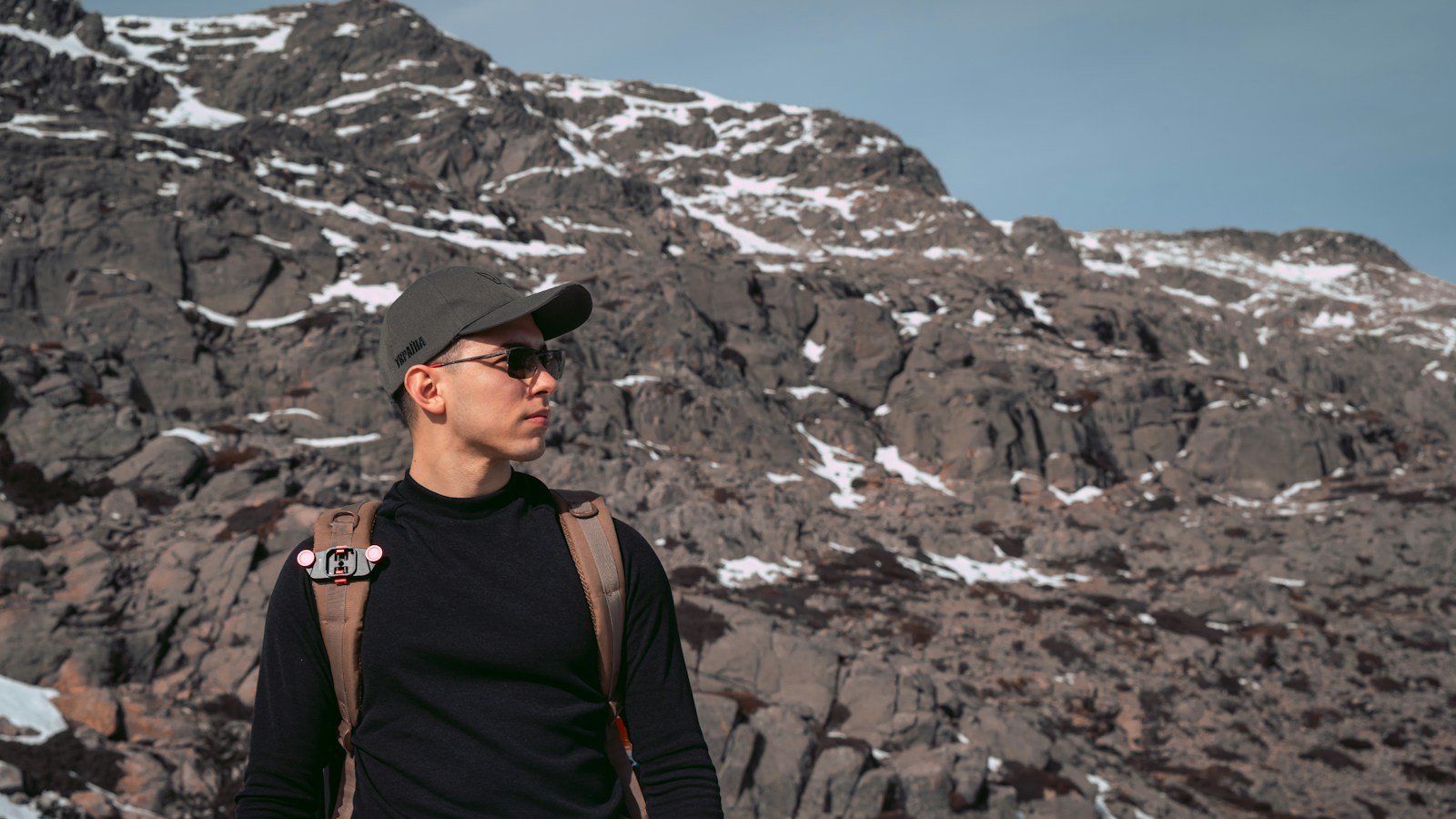 秋の山で長袖を着て歩く登山者