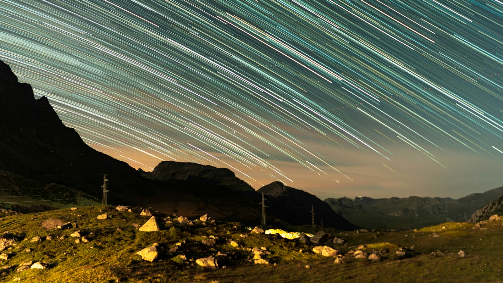 山の上に広がる星の軌跡